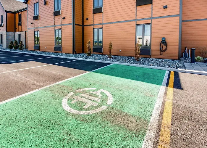 Econo Lodge Inn & Suites